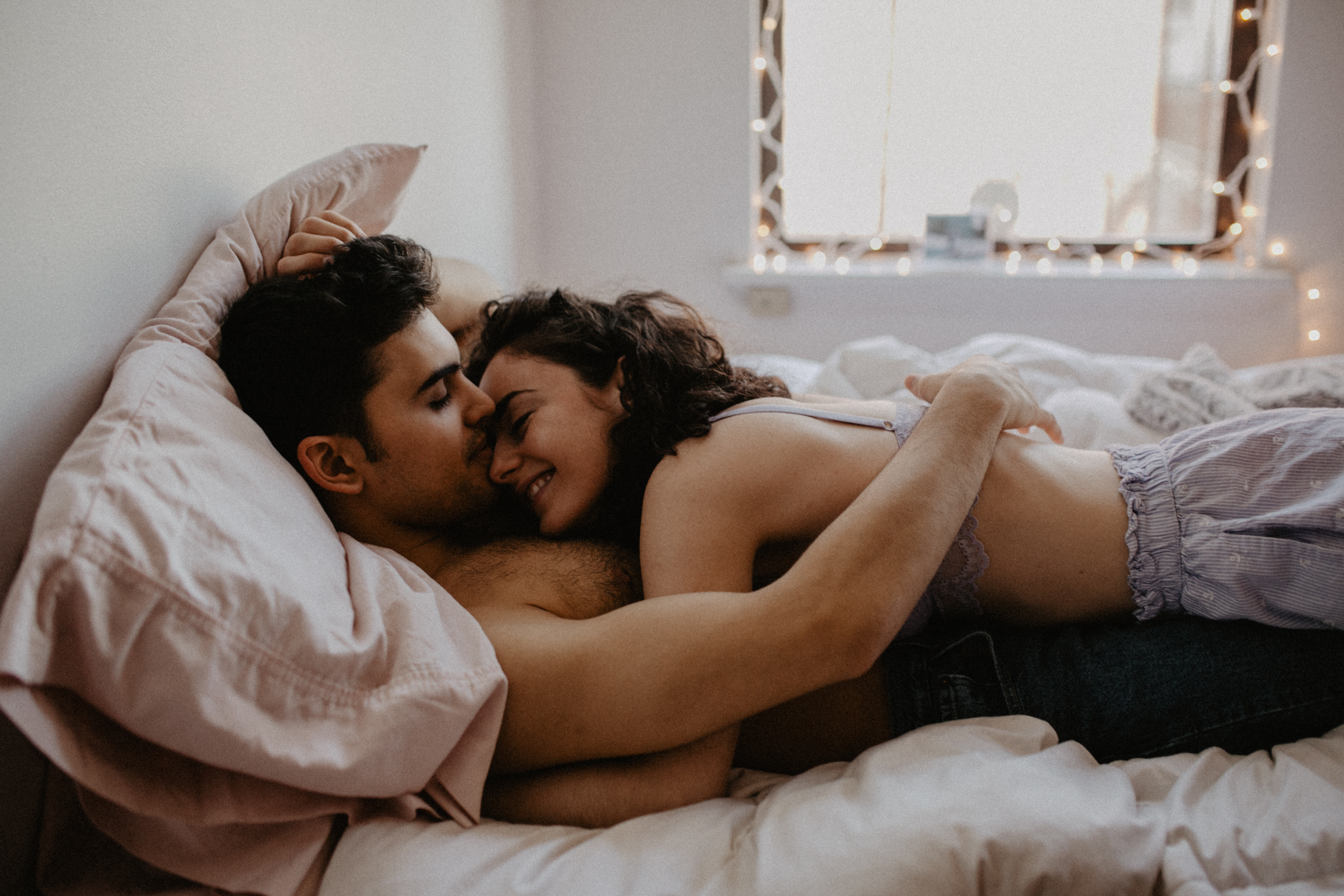 Сексвалне картинка. Влюбленные в постели. Парочка в постели. Любовная пара в постели. Любовь вдвоем в кровати.