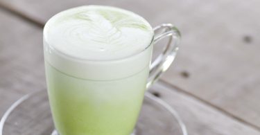 ciocolata calda cu matcha