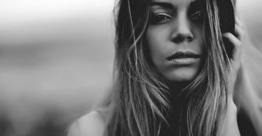 nu te mai critica singura