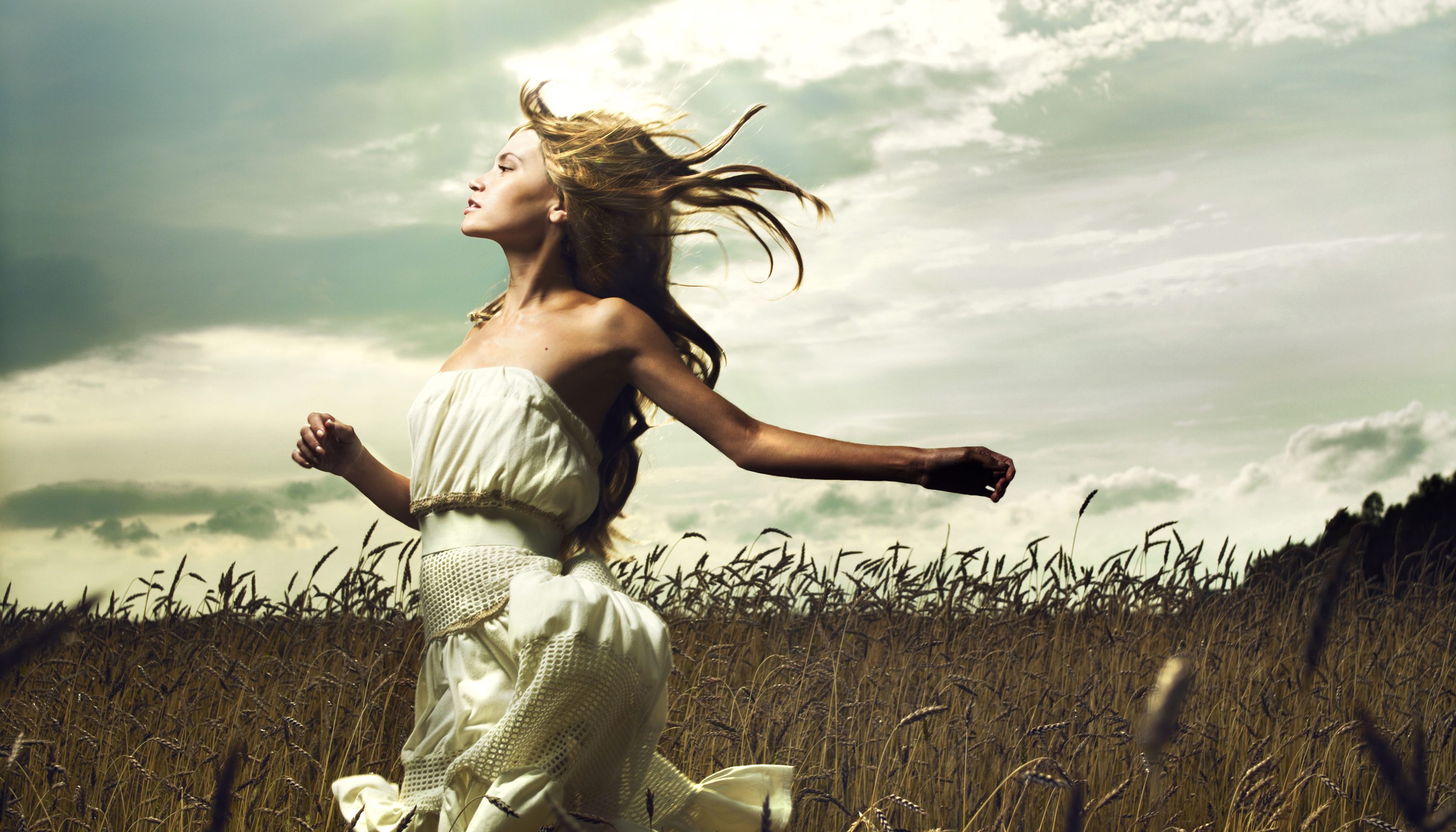 Двое против ветра. Девушка убегает. Девушка бежит в поле. Девушка в платье убегает. Девушка бежит в платье.