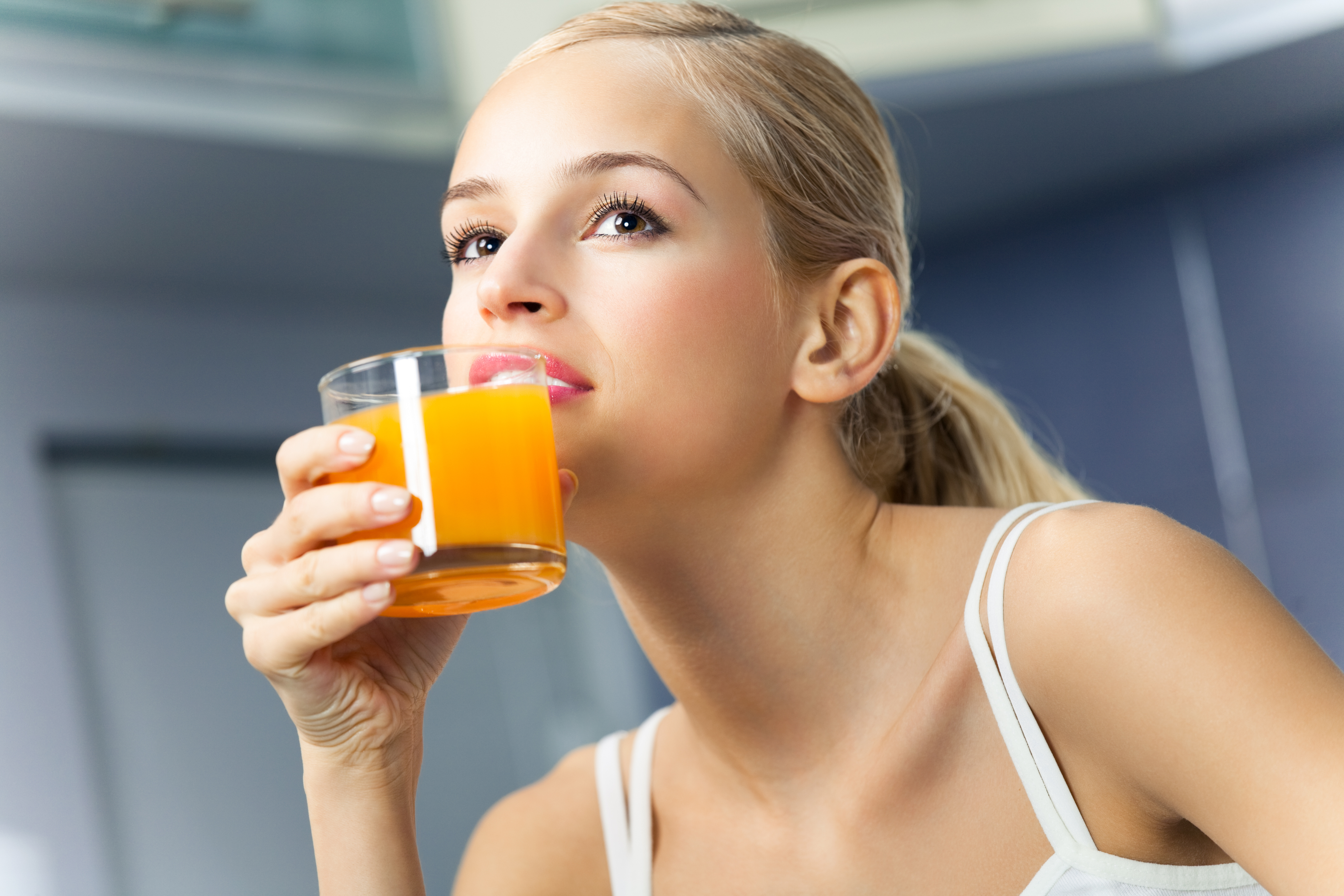 Женщина пьет сок. Пить сок. Девушка пьет сок. Левушка пьёт апельсиновый сок. Девушка пьет апельсиновый сок.