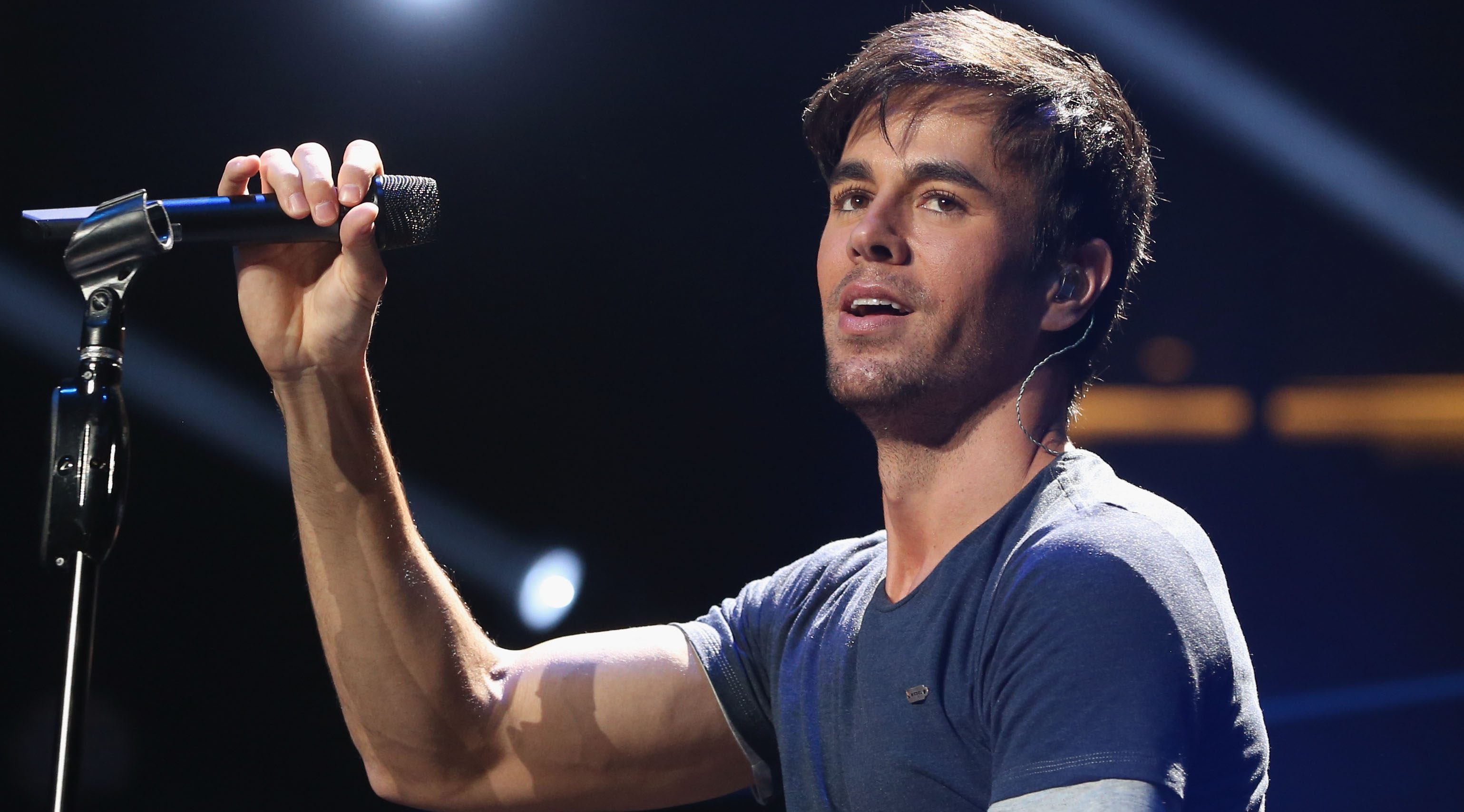 Иглесиас байла. Энрике иглесиас байламос. Хулио иглесиас. Bailando обложка. Энрике иглесиас 1999.