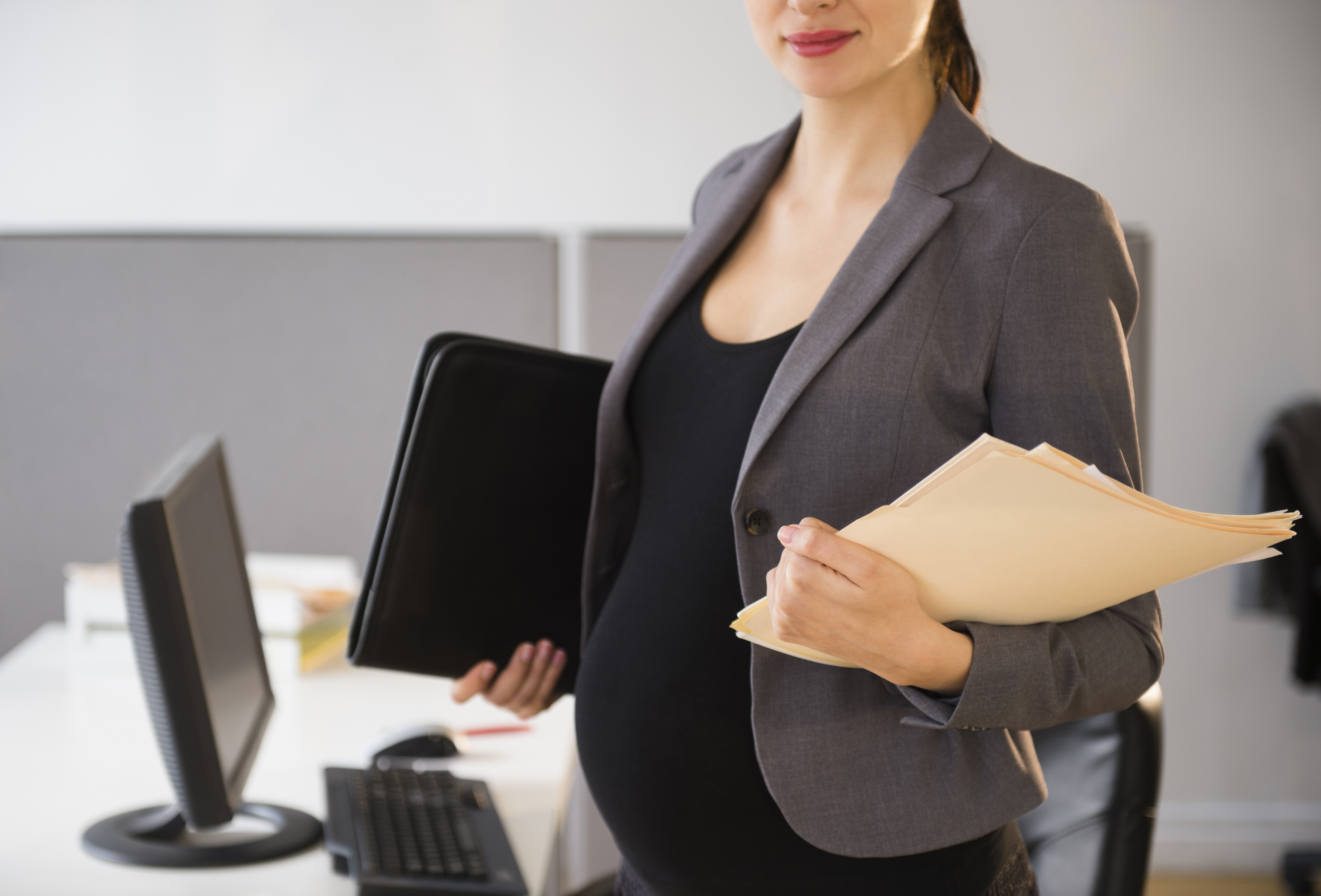 Декретные выплаты мужу. Труд беременных женщин. Увольнение беременной. Беременные на работе.