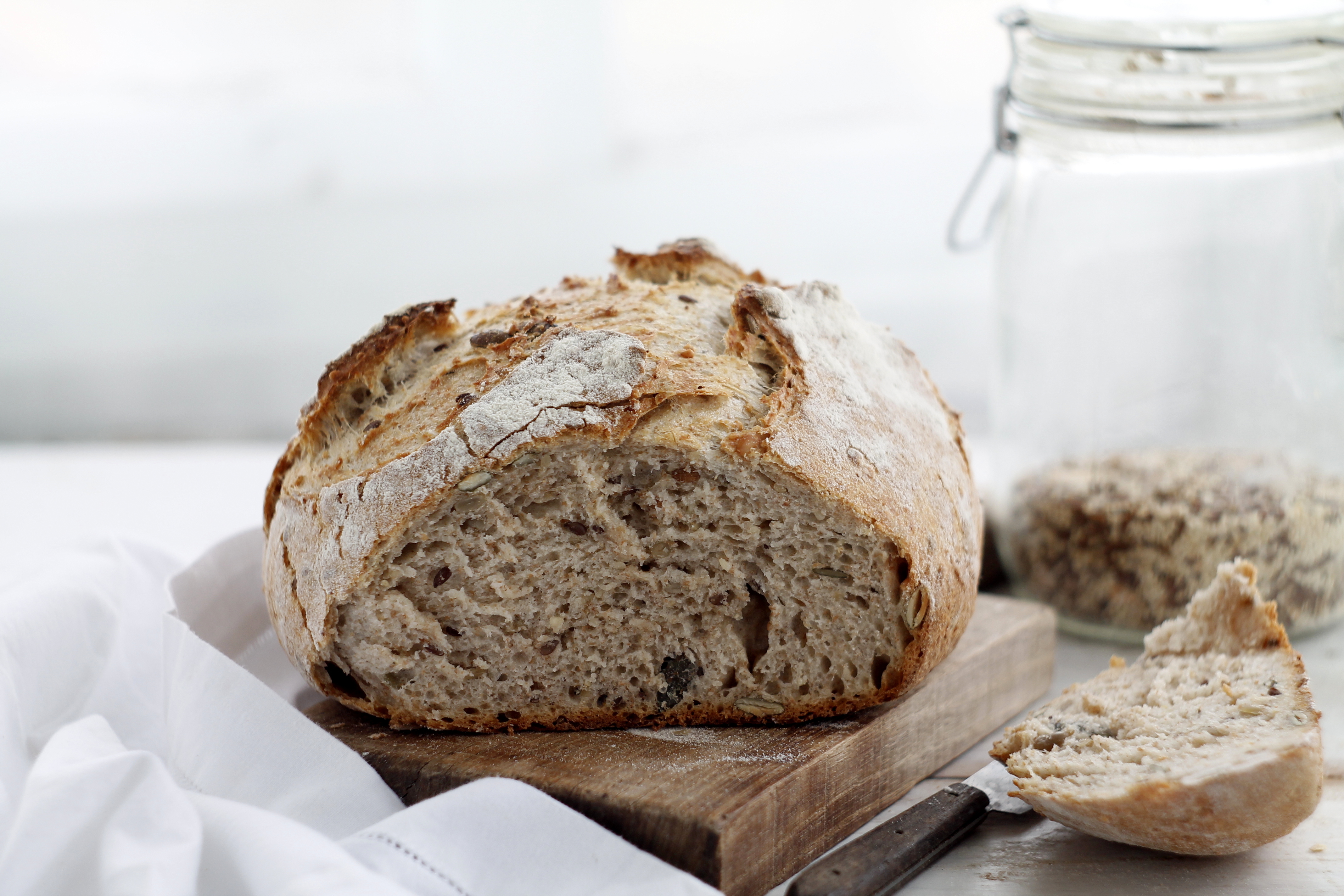 Лучший рецепт домашнего хлеба. Sourdough Starter. Домашний хлеб. Хлеб фото. Хлеб на закваске.