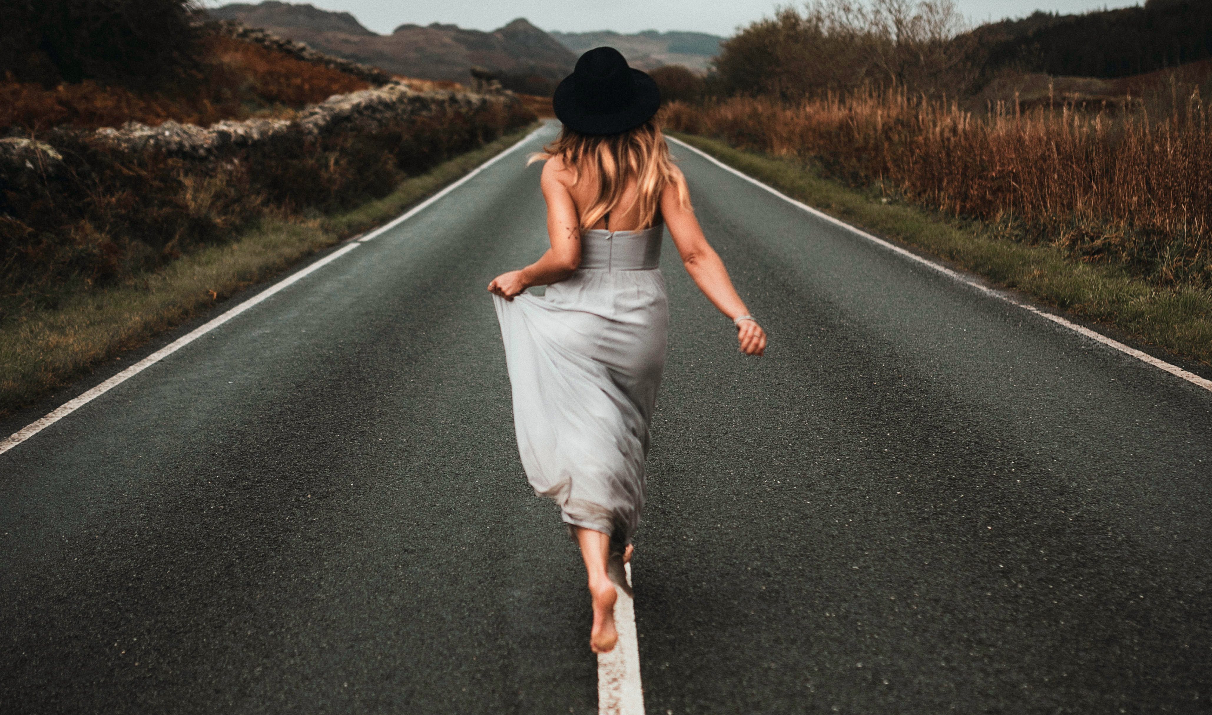 https://www.andreearaicu.ro/wp-content/uploads/2020/08/whoisbenjamin-9xH_JUUgjTk-unsplash-e1597148850316.jpg