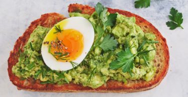 crema de avocado cu pesto