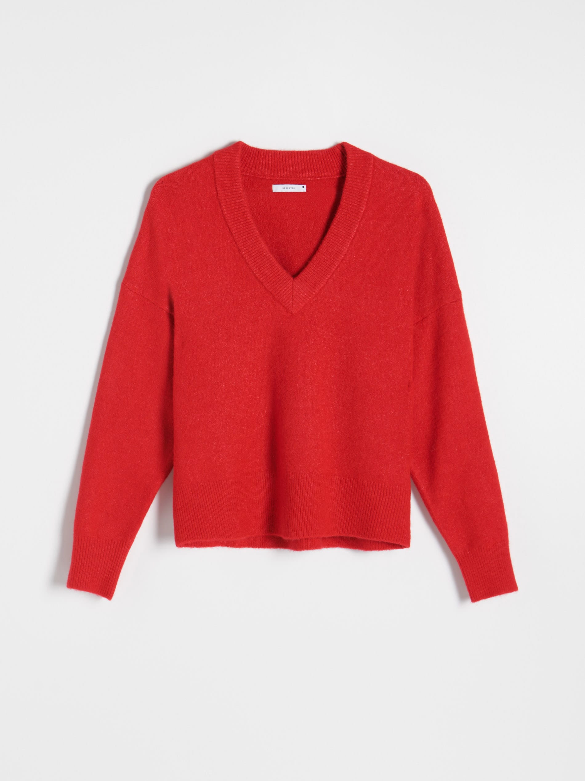pulover-tricotat-rosu-trendul-puloverului-legat-in-talie